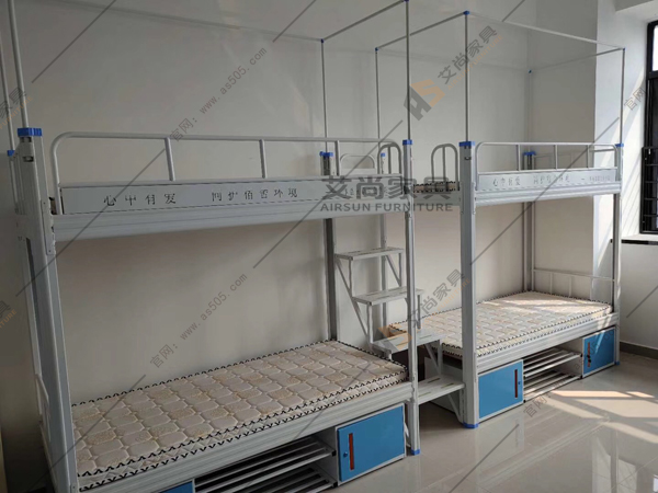 深圳某學校宿舍床上驚現”心中有愛,同護宿舍環境”